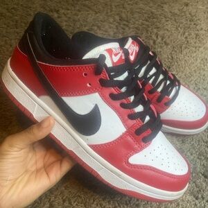 Chicago sb low dunks (WOMEN 7)